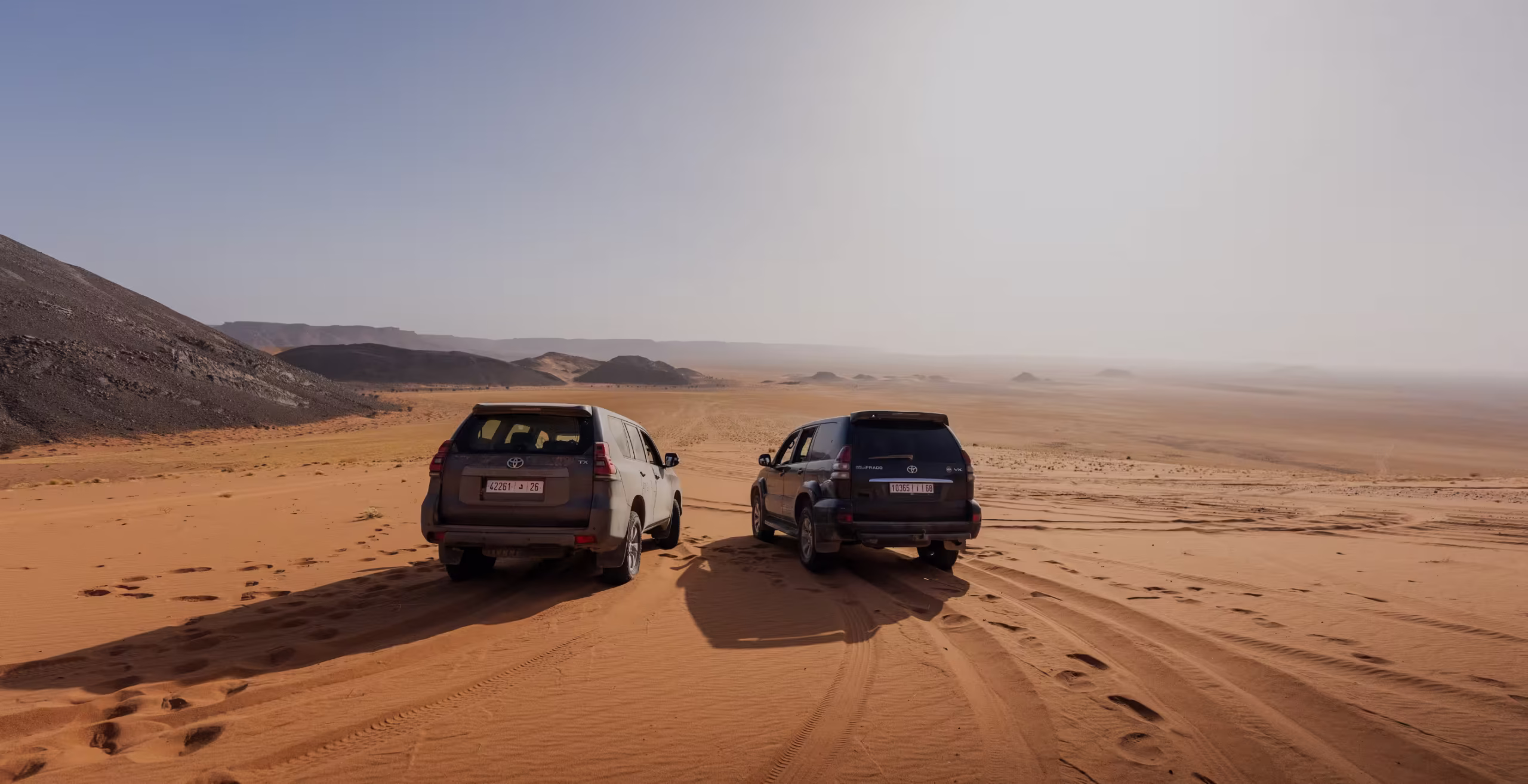 4x4 Off Road Location De Voiture Marrakech Two 4x4 Prados In The Middle Of The Moraccan Sahara