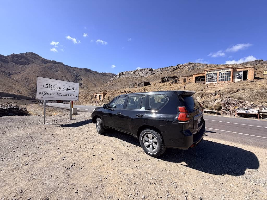 Toyota Prado noir sur la route de Ouarzazate, Maroc