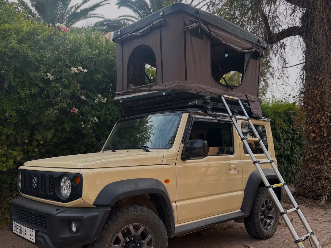 Vista frontal Suzuki Jimny con tienda de techo para camping - 4x4 Off Road Marrakech